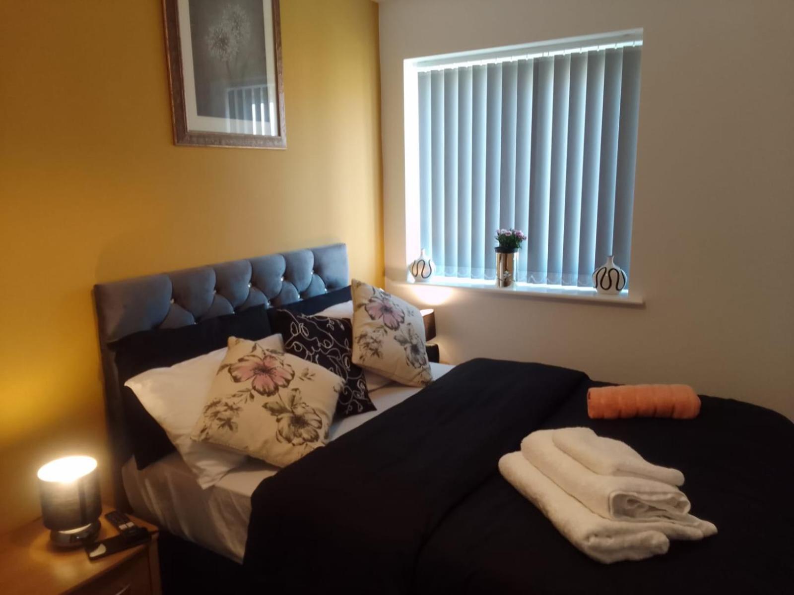 Ideal Home & Cottage Inviting 4 Bedroom Apartments Walsall Bagian luar foto