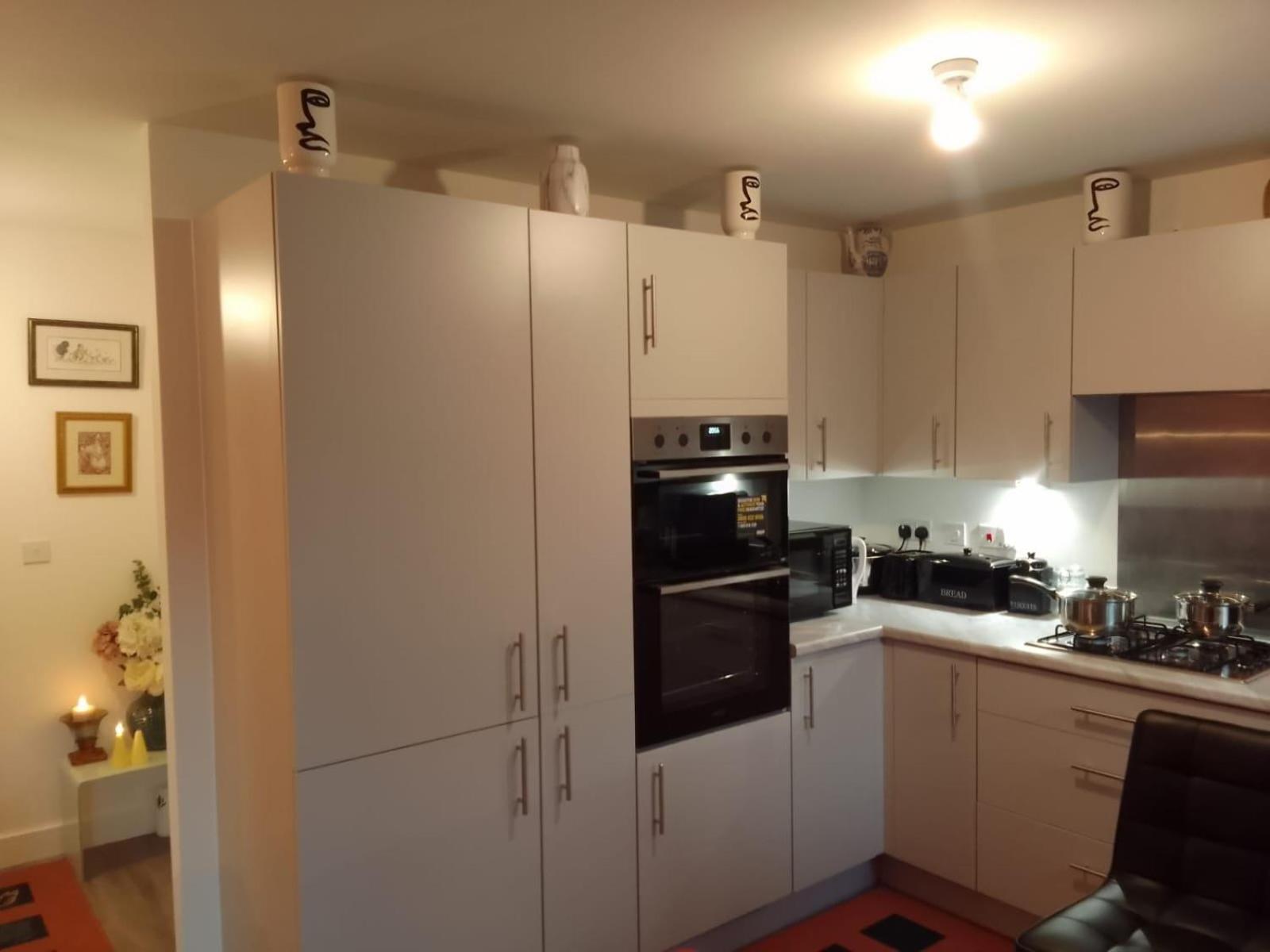 Ideal Home & Cottage Inviting 4 Bedroom Apartments Walsall Bagian luar foto