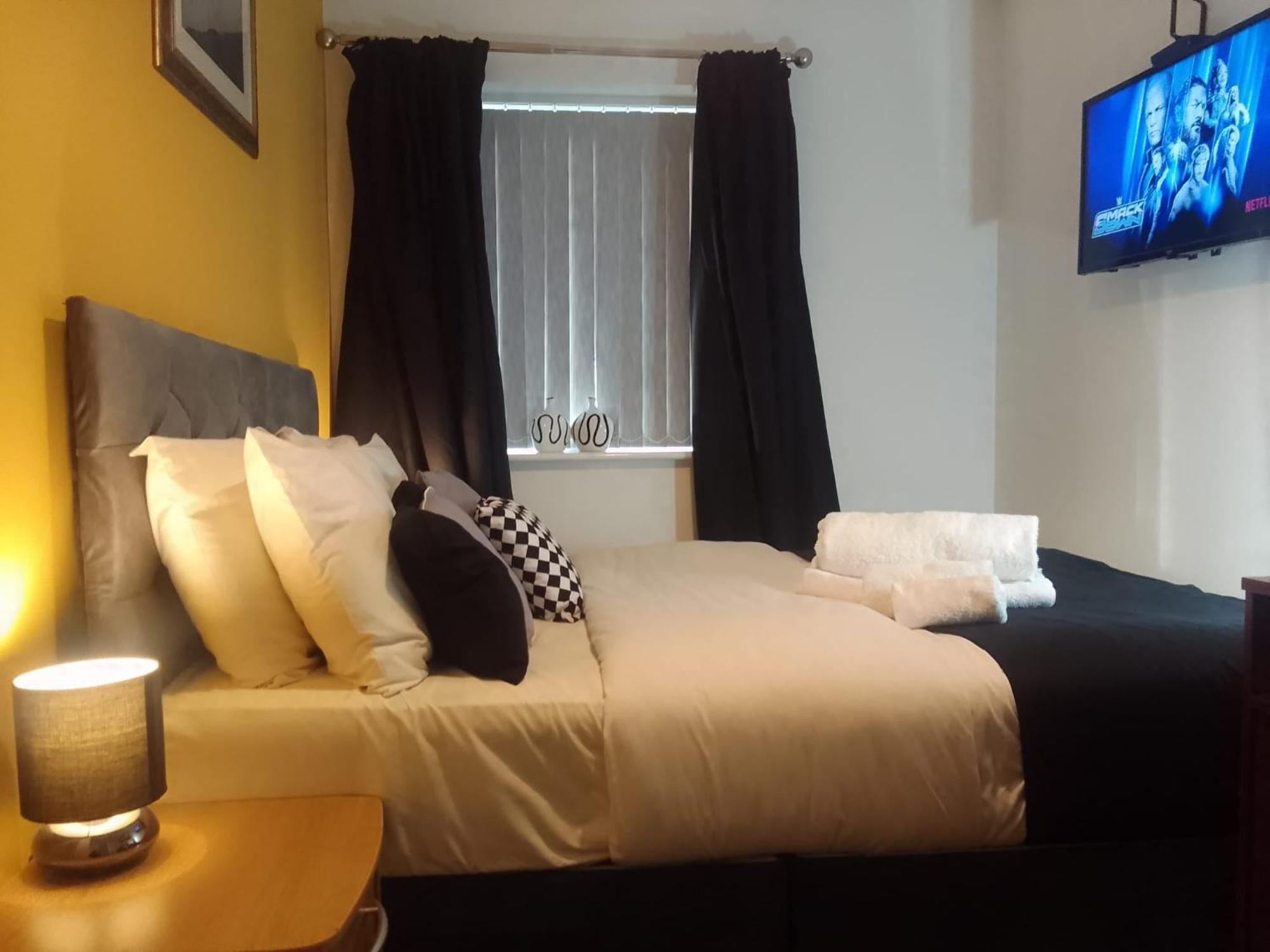 Ideal Home & Cottage Inviting 4 Bedroom Apartments Walsall Bagian luar foto