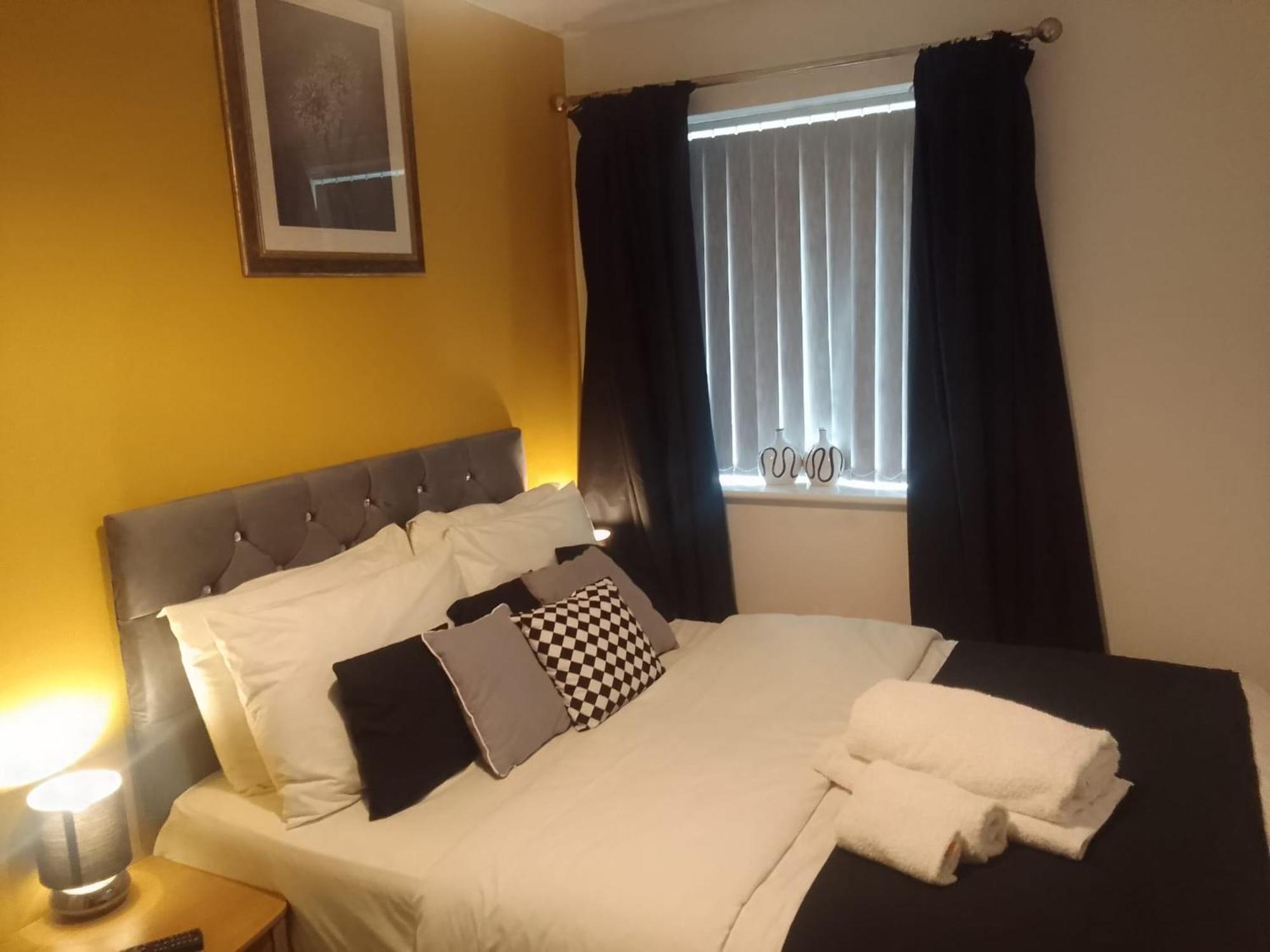 Ideal Home & Cottage Inviting 4 Bedroom Apartments Walsall Bagian luar foto